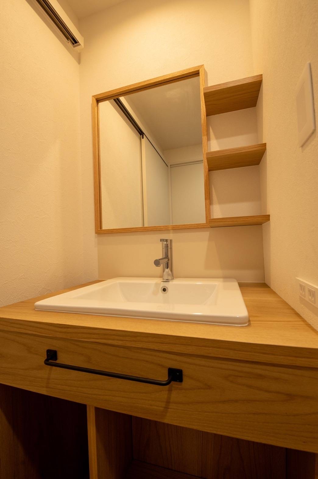 【造作家具】木材の温かみあふれる洗面化粧台