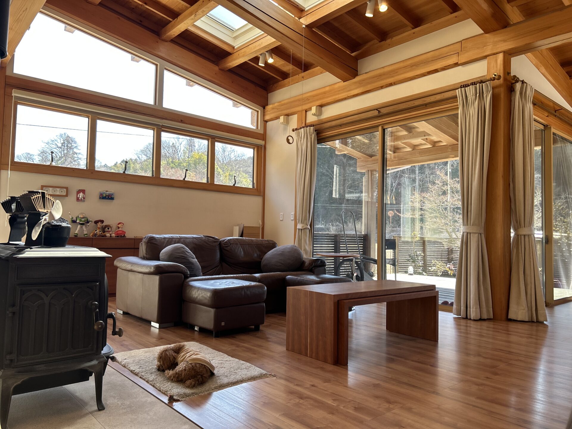 【三次市 注文住宅】家族の絆を包み込む、木の温もりあふれるデザイン二階建て