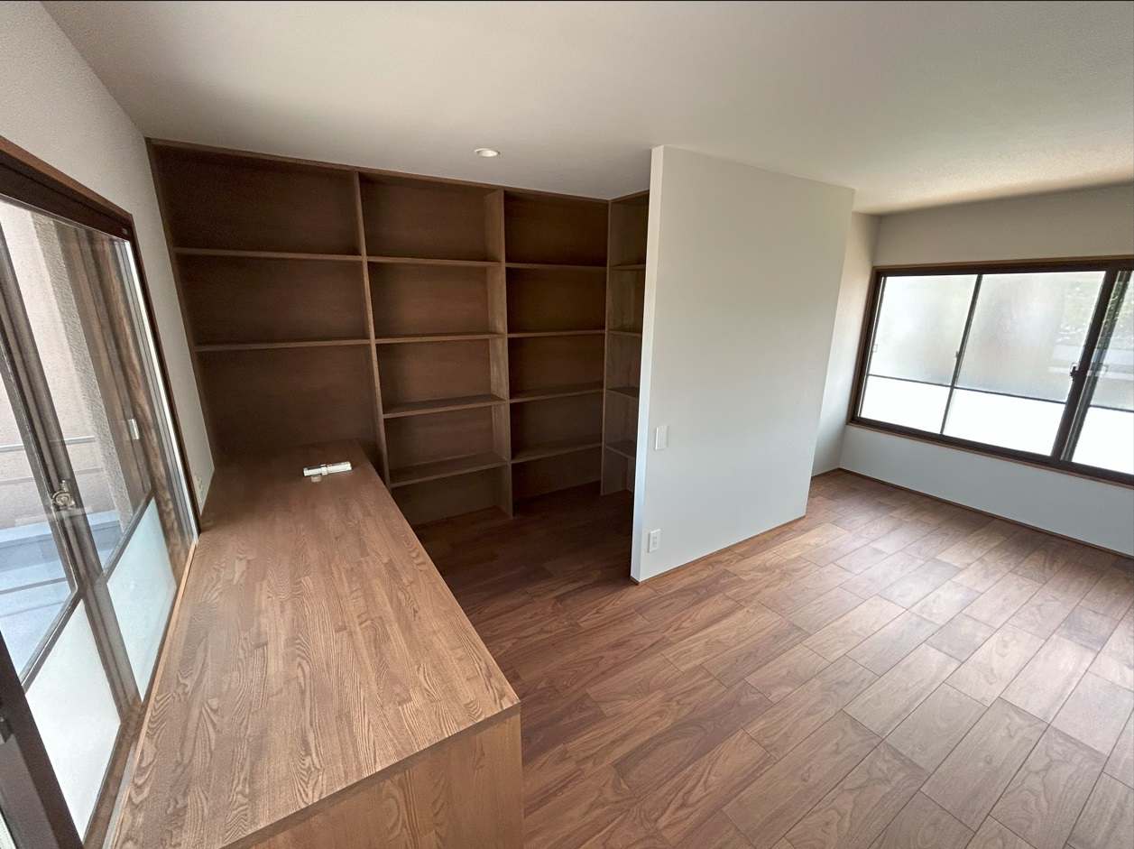 【造作家具】リモートワークにもおすすめ🎶本棚一体型デスク